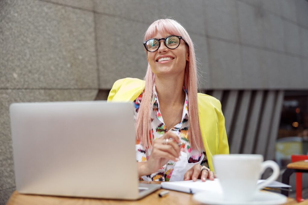 Mujer emprendedora feliz