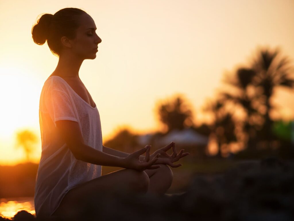 El yoga nos ayuda a iniciarnos en otra práctica legendaria: la meditación
