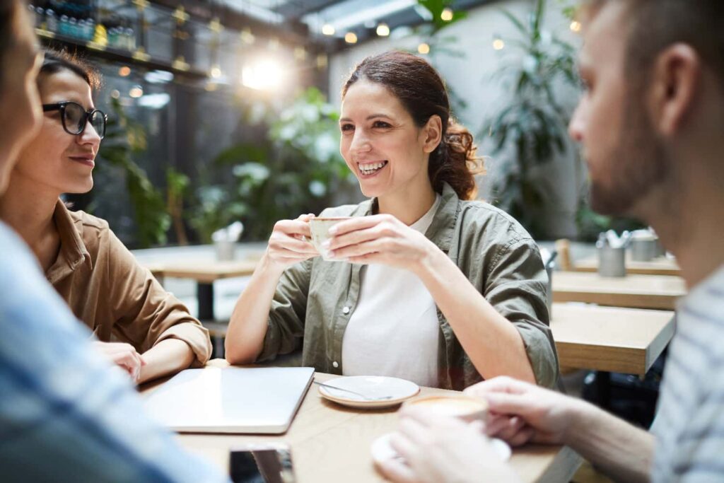 Amigos tomando café animadamente