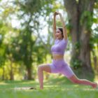 Postura de yoga en el parque